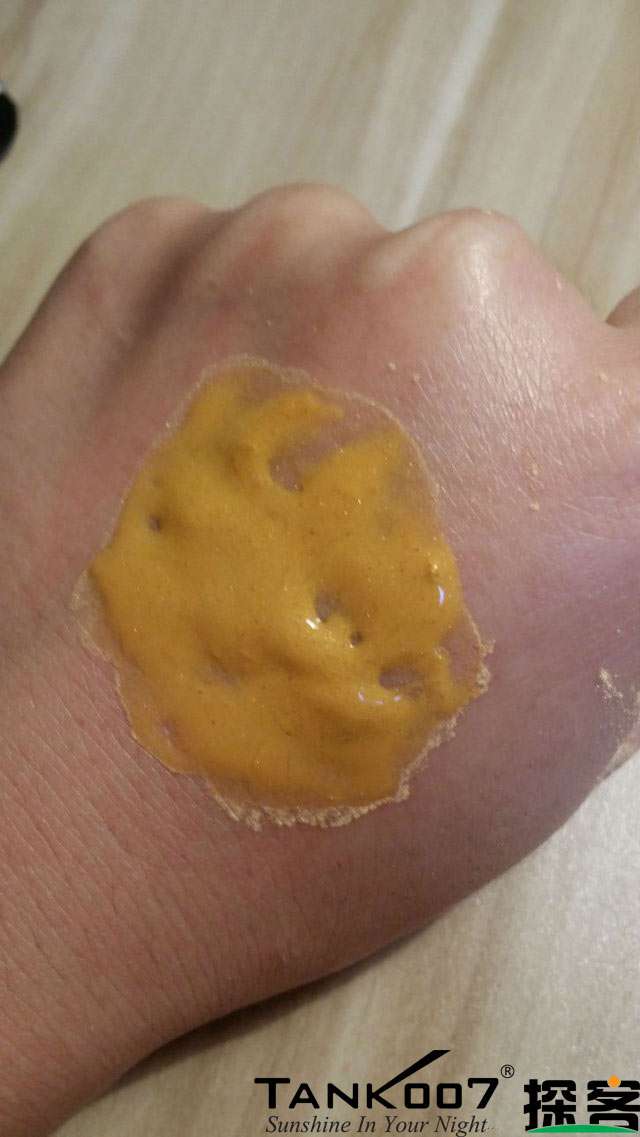 客戶買了紫光手電驗熒光劑，先拿面膜大姨媽巾開刀 