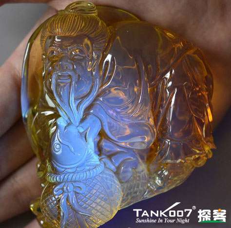 網(wǎng)上用紫光手電鑒定琥珀的帖子這么多，哪個是真假？