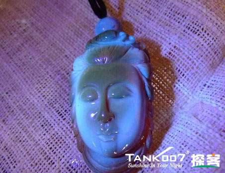 網(wǎng)上用紫光手電鑒定琥珀的帖子這么多，哪個是真假？