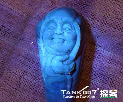 網(wǎng)上用紫光手電鑒定琥珀的帖子這么多，哪個是真假？