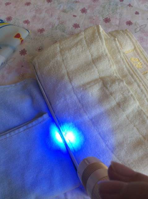  寶媽買了紫光手電，衣服上好多熒光劑，看的心慌害怕