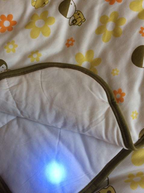  寶媽買了紫光手電，衣服上好多熒光劑，看的心慌害怕