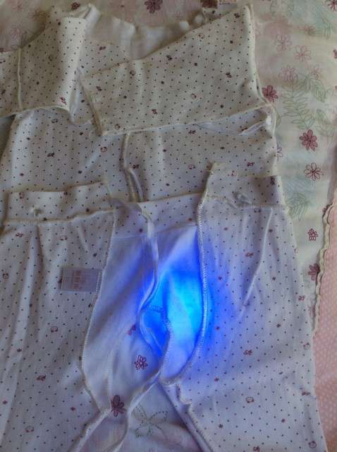  寶媽買了紫光手電，衣服上好多熒光劑，看的心慌害怕