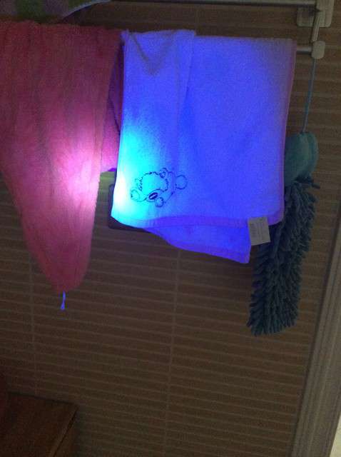  寶媽買了紫光手電，衣服上好多熒光劑，看的心慌害怕